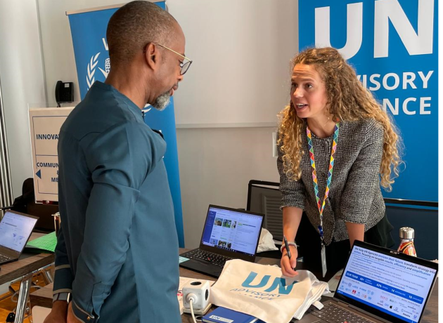 A UNAA Staff member speaks to a WFP country director.